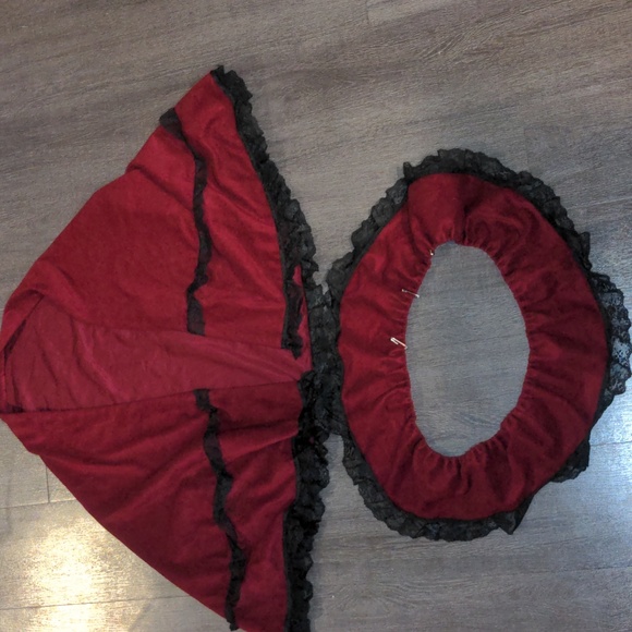 Elegant Burgundy Shawl with Black Lace Trim - Picture 7 of 7